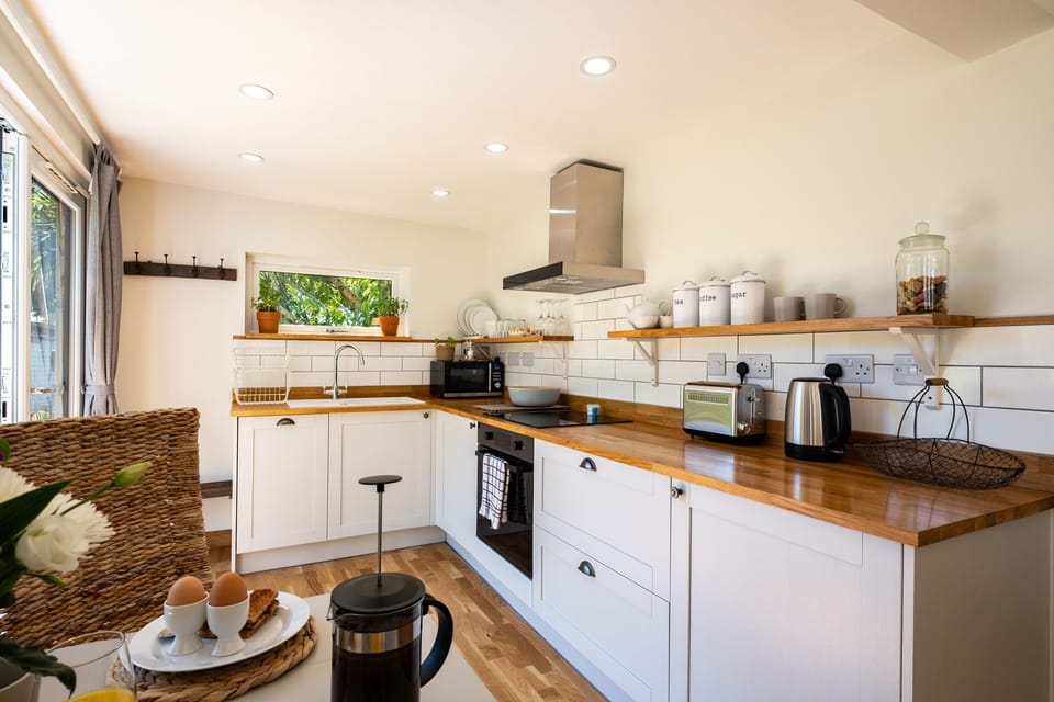 Cottage | Private kitchen | Fridge, dishwasher, electric kettle, toaster