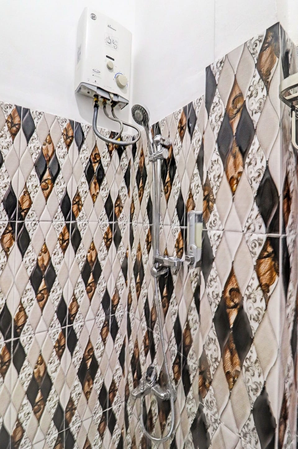Deluxe Studio | Bathroom | Shower, towels