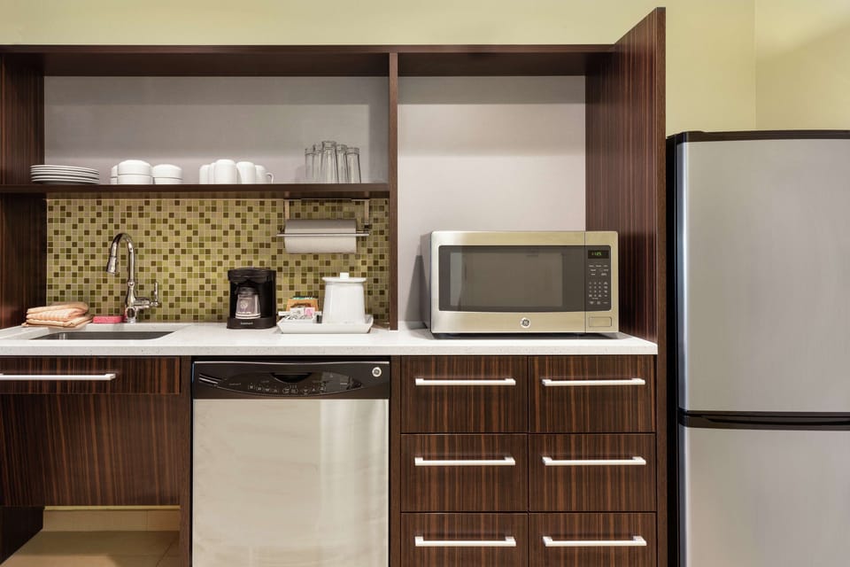 Full-size fridge, microwave, stovetop, dishwasher