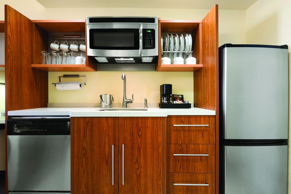 Full-size fridge, microwave, stovetop, dishwasher