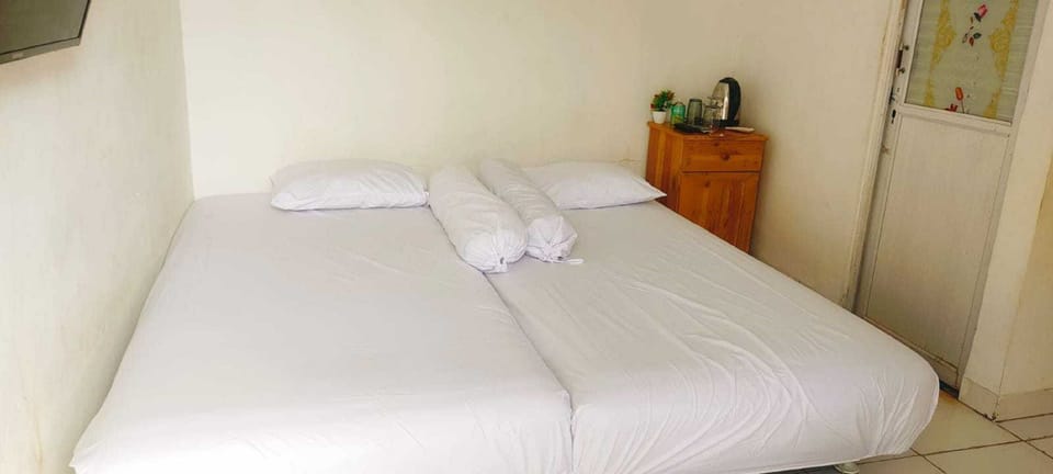 Deluxe Double Room | Desk, WiFi (free), bed sheets