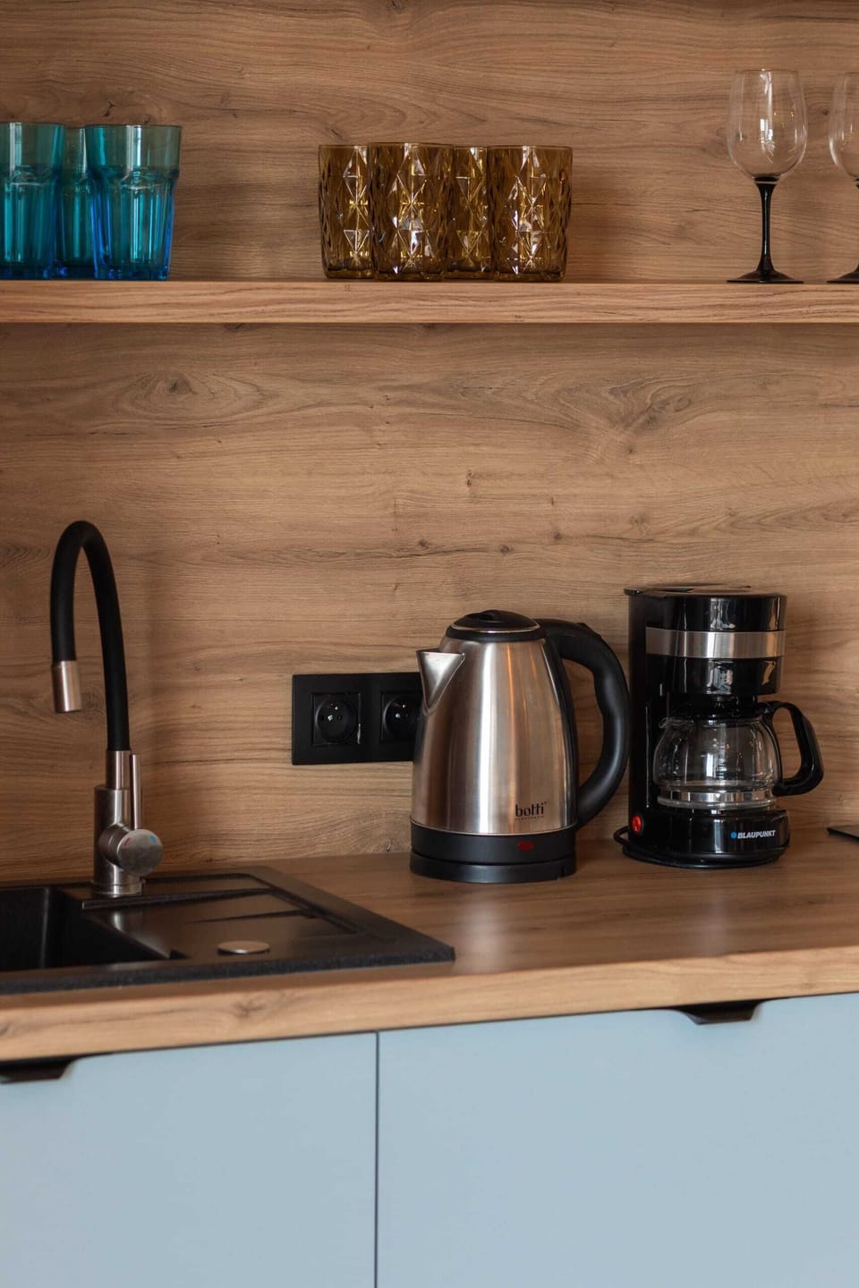 Modern, fully equipped kitchenette. 