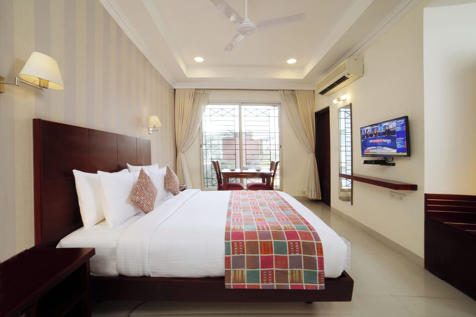 Executive Room | In-room safe, desk, blackout drapes, iron/ironing board