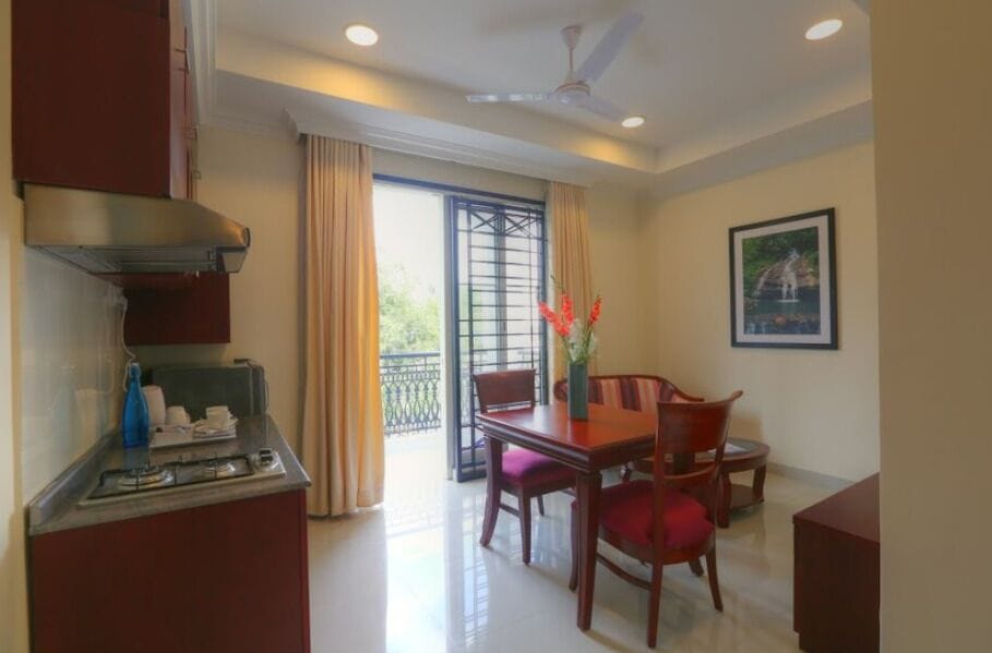 Premium Suite | In-room safe, desk, blackout drapes, iron/ironing board