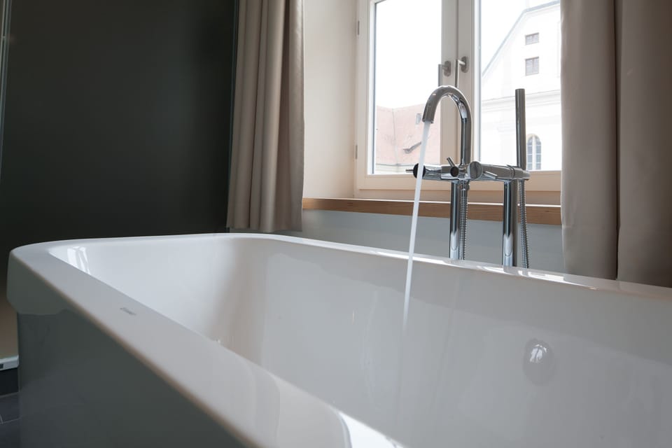 Suite | Deep soaking bathtub