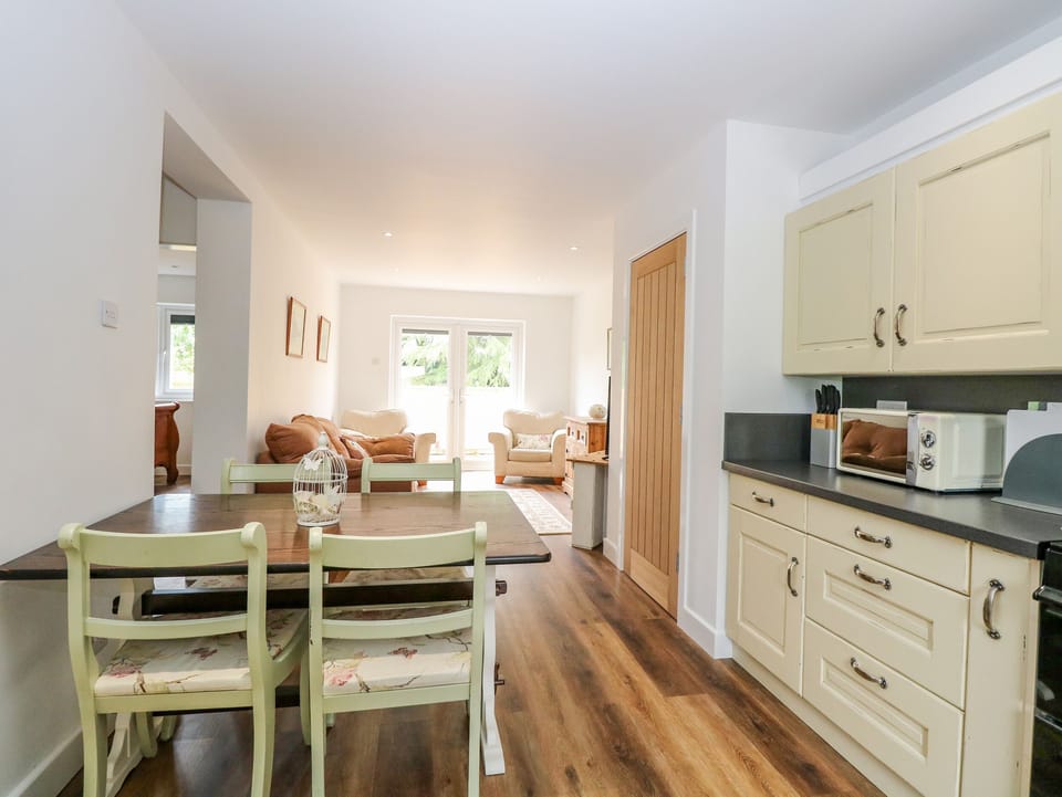 Cottage | Private kitchen | Fridge, dishwasher, electric kettle, toaster