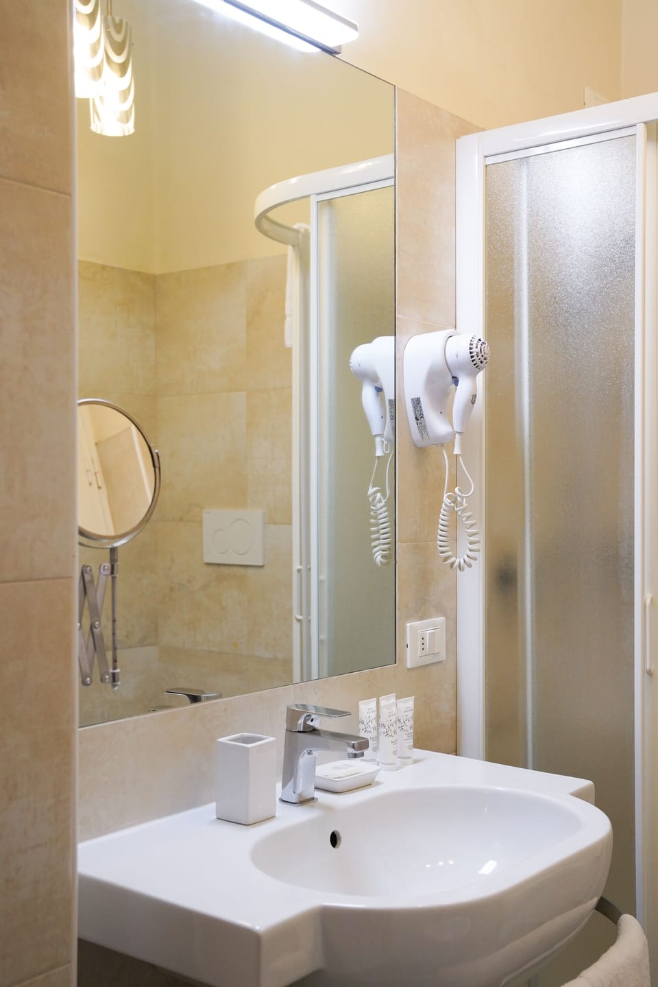 Standard Double Room | Bathroom | Free toiletries, hair dryer, bidet, towels