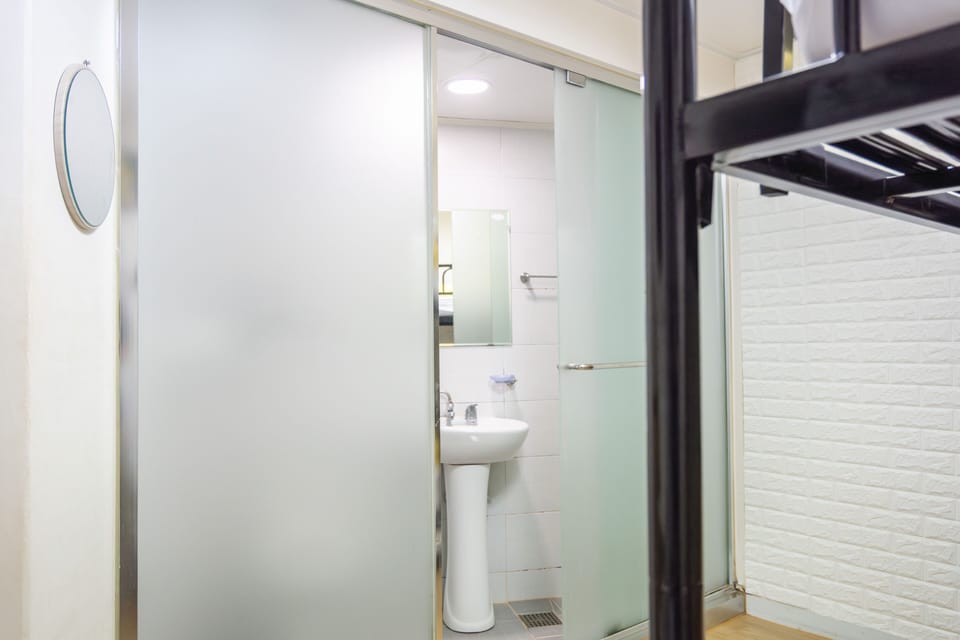 Triple Room | Bathroom | Shower, free toiletries, hair dryer, slippers