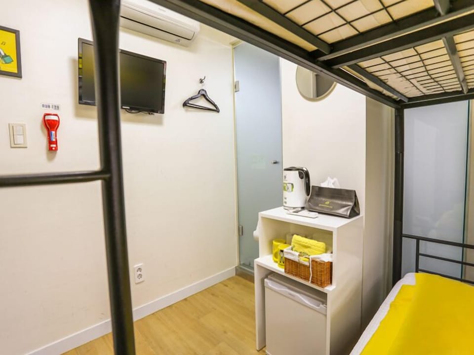 Iron/ironing board, free WiFi