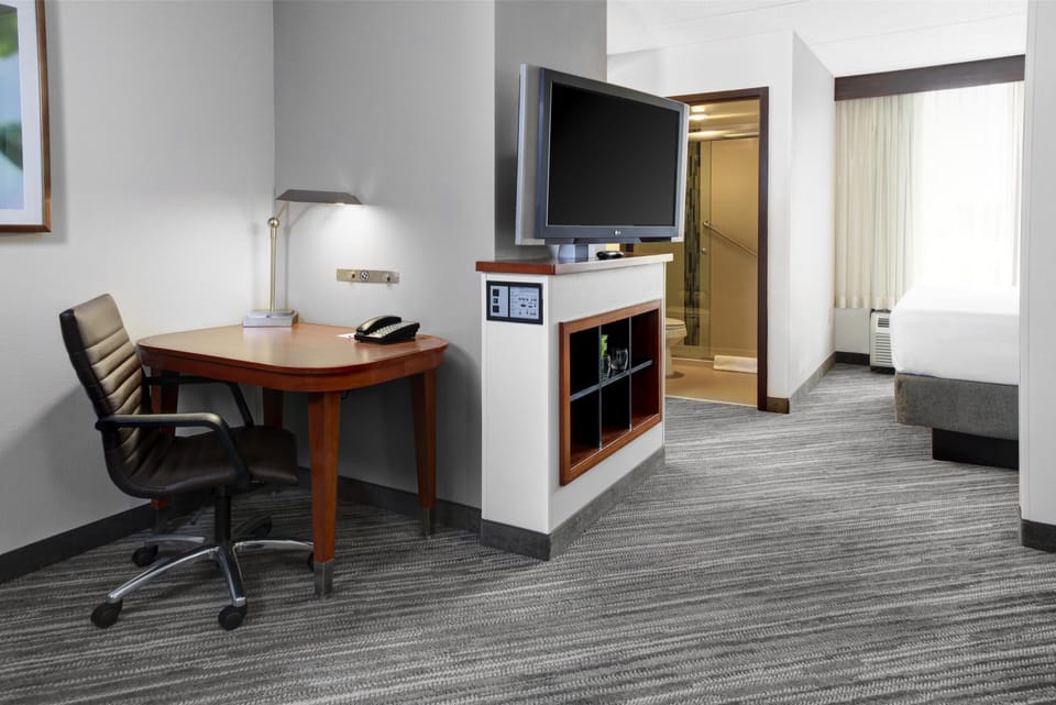 Premium bedding, in-room safe, desk, laptop workspace