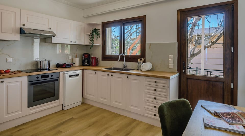 Full-size fridge, oven, electric kettle, cookware/dishes/utensils