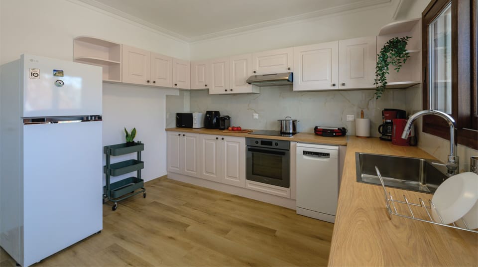 Full-size fridge, oven, electric kettle, cookware/dishes/utensils