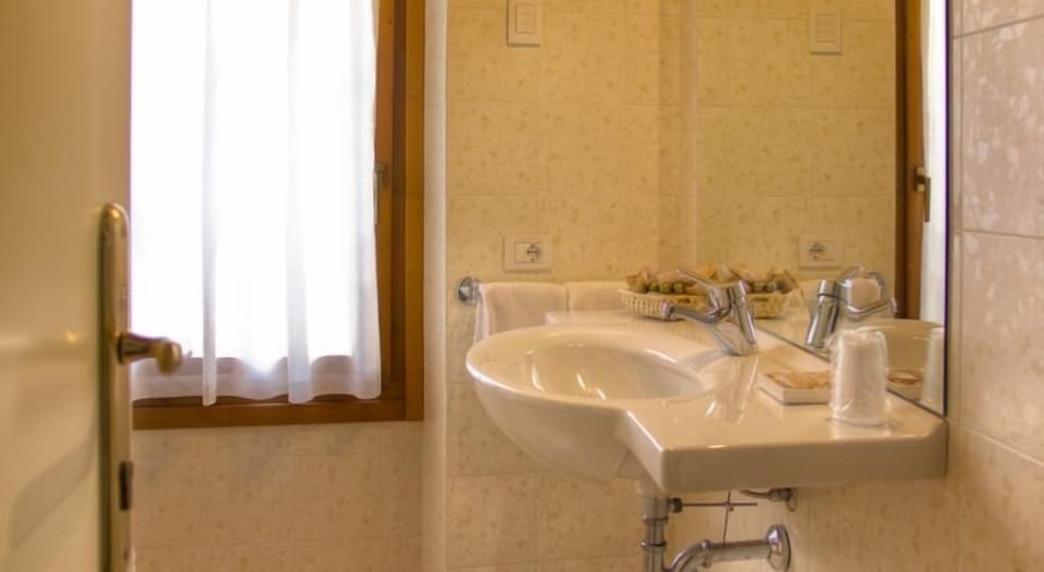 HOTEL DEPENDANCE SILVESTRO Hotel in Garda