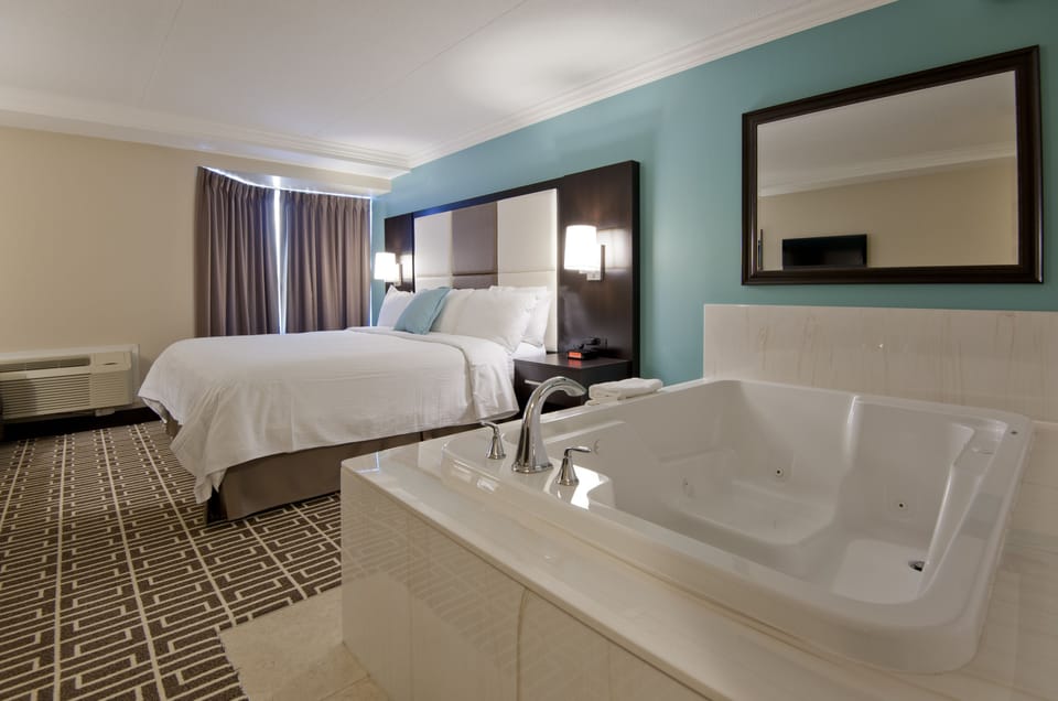 Junior Suite, 1 King Bed, Jetted Tub | Hypo-allergenic bedding, pillowtop beds, in-room safe, blackout drapes
