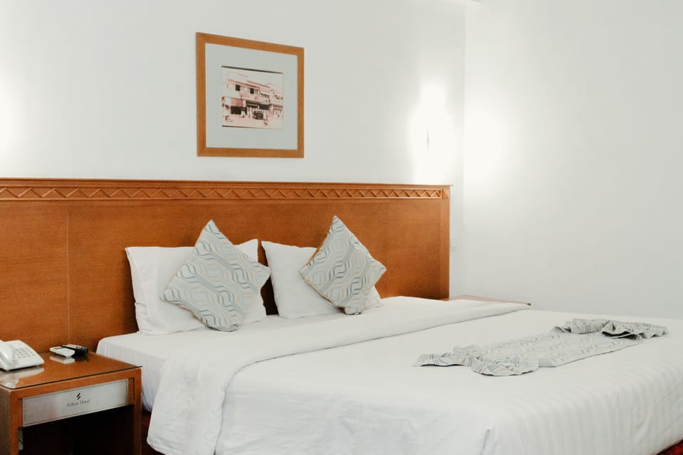 Deluxe Room, 1 Double or 2 Twin Beds | In-room safe, desk, free WiFi, bed sheets