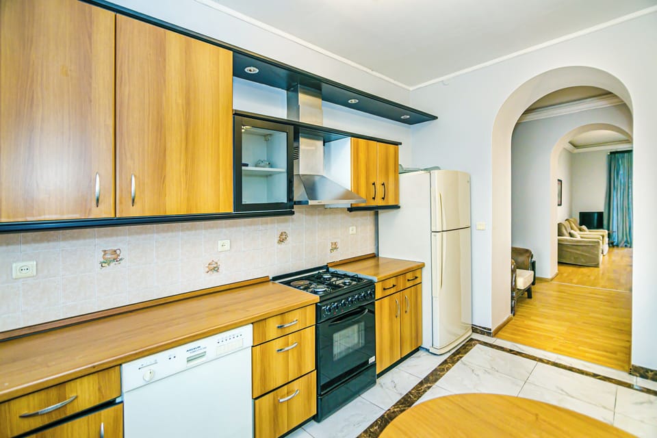 Family Apartment | Private kitchen | Microwave, toaster, griddle, cookware/dishes/utensils
