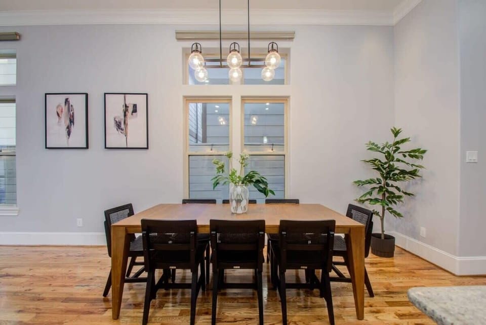 Come enjoy a nice sit-down meal in this dedicated dining area. It comes with all the bells & whistles of a restaurant without any of the hassle!