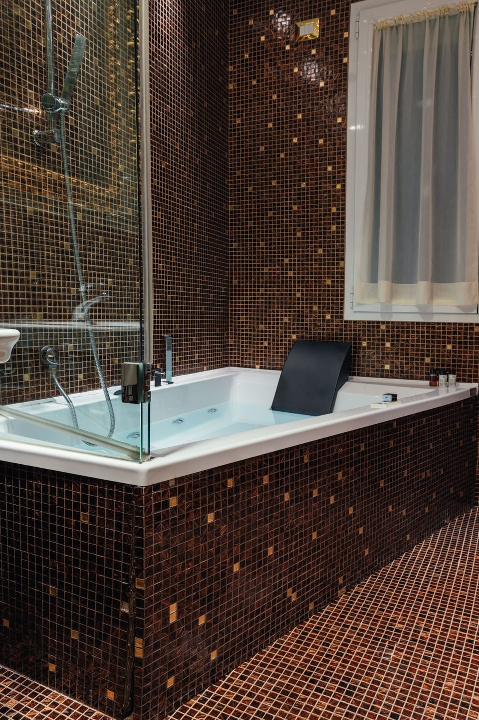 Luxury Double Room, Jetted Tub | Bathroom | Free toiletries, hair dryer, slippers
