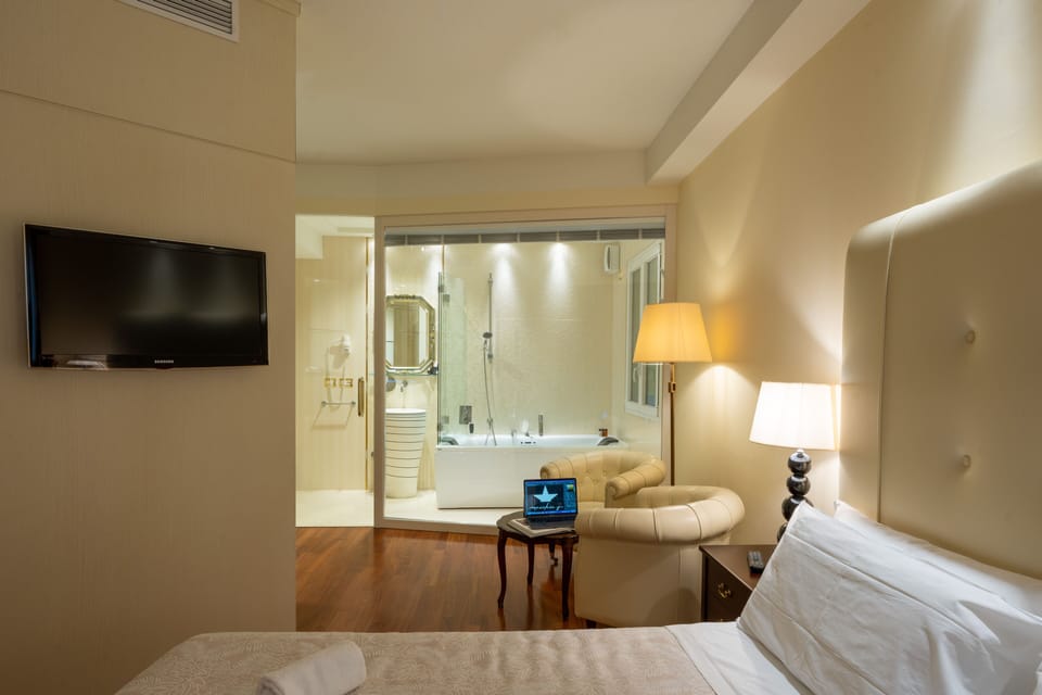 Luxury Double Room, Jetted Tub | In-room safe, desk, soundproofing, free WiFi