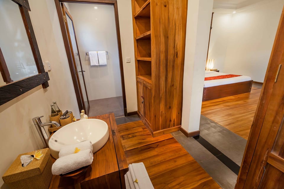 Superior Room | Bathroom | Shower, free toiletries, hair dryer, slippers