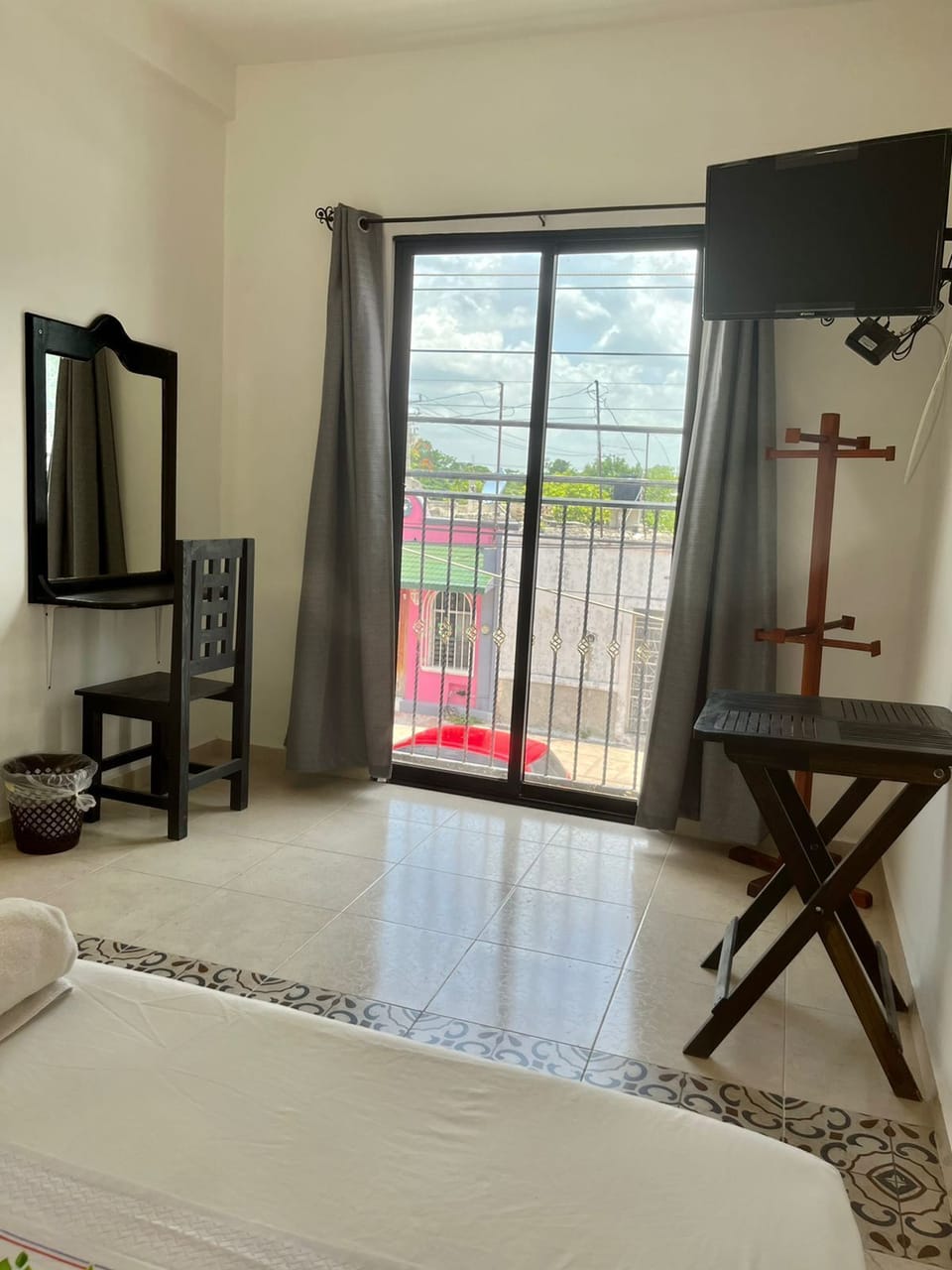 Individually furnished, desk, laptop workspace, free WiFi