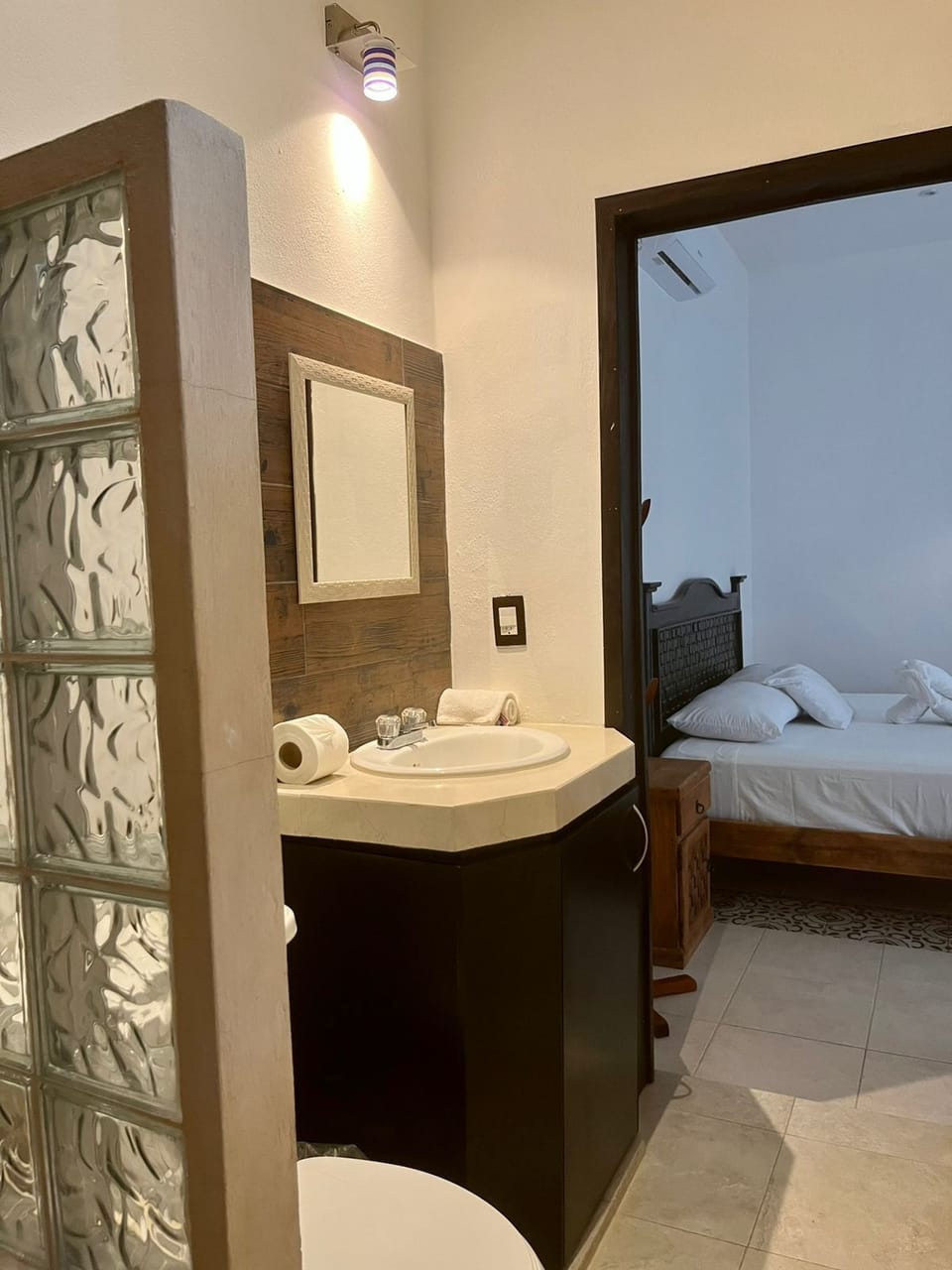 Economy Room, 1 Queen Bed | Bathroom | Shower, free toiletries, hair dryer, towels