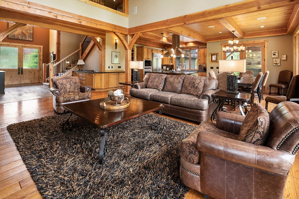 Oasis Inn: - Sit back and relax on the comfortable leather furniture.
