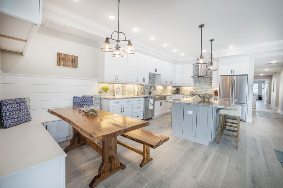 Kitchen and breakfast area