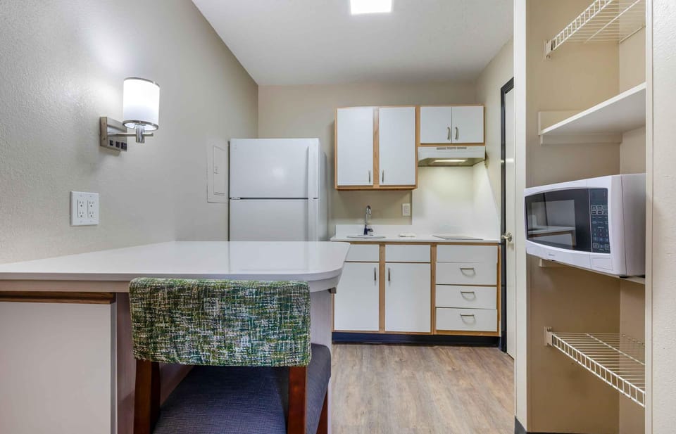 Full-size fridge, microwave, stovetop, coffee/tea maker