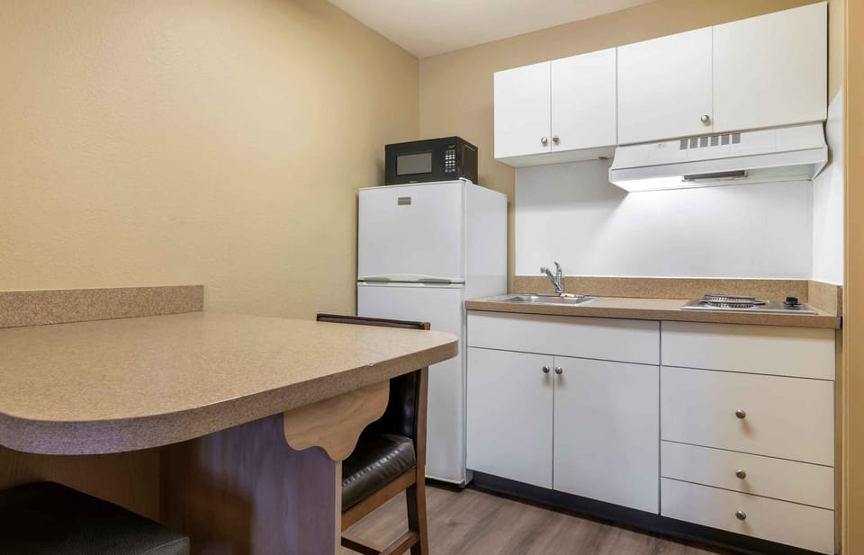Coffee/tea maker, full-size fridge, microwave, stovetop