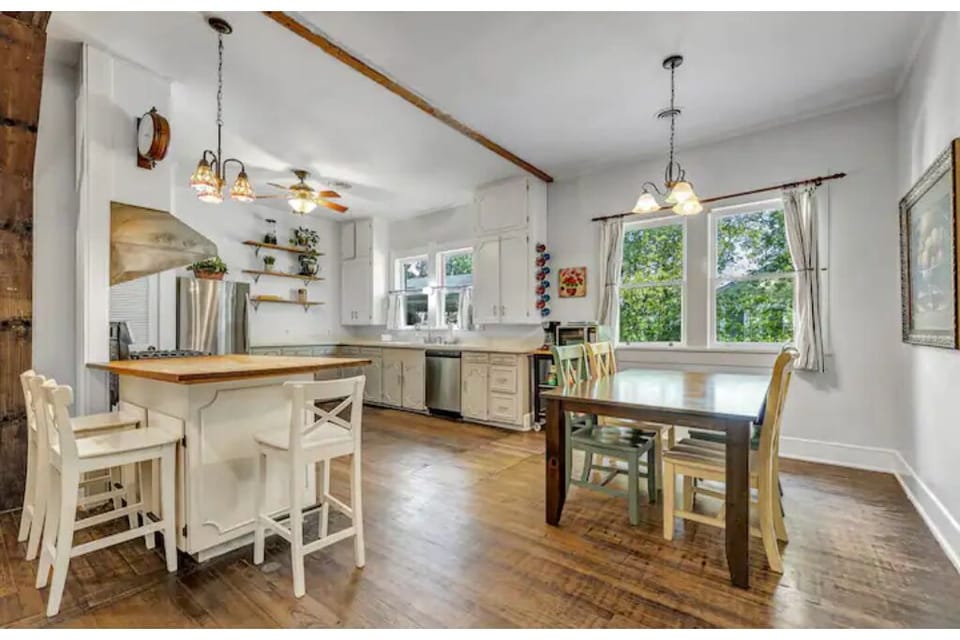 Full kitchen / breakfast table / island counter seating