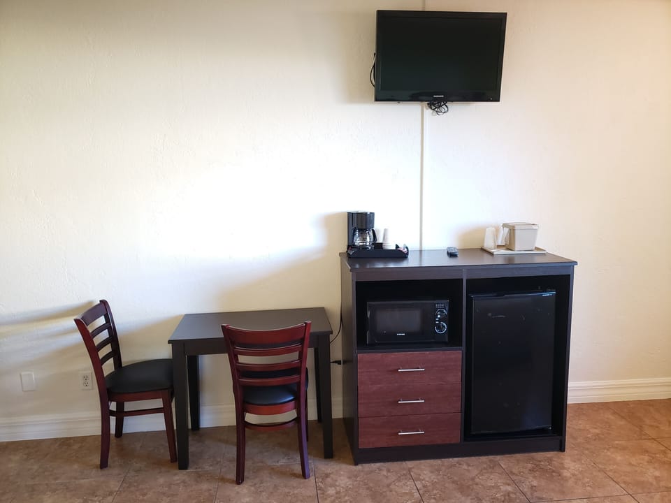 Standard Room, 1 King Bed, Accessible, City View | In-room safe, desk, blackout drapes, iron/ironing board
