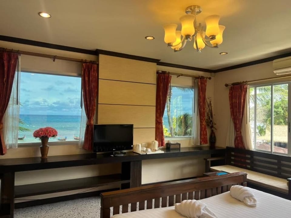 Suite with Seaview | Blackout drapes, bed sheets