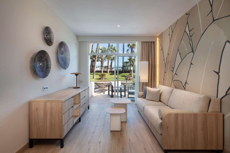 Premium bedding, down comforters, minibar, in-room safe