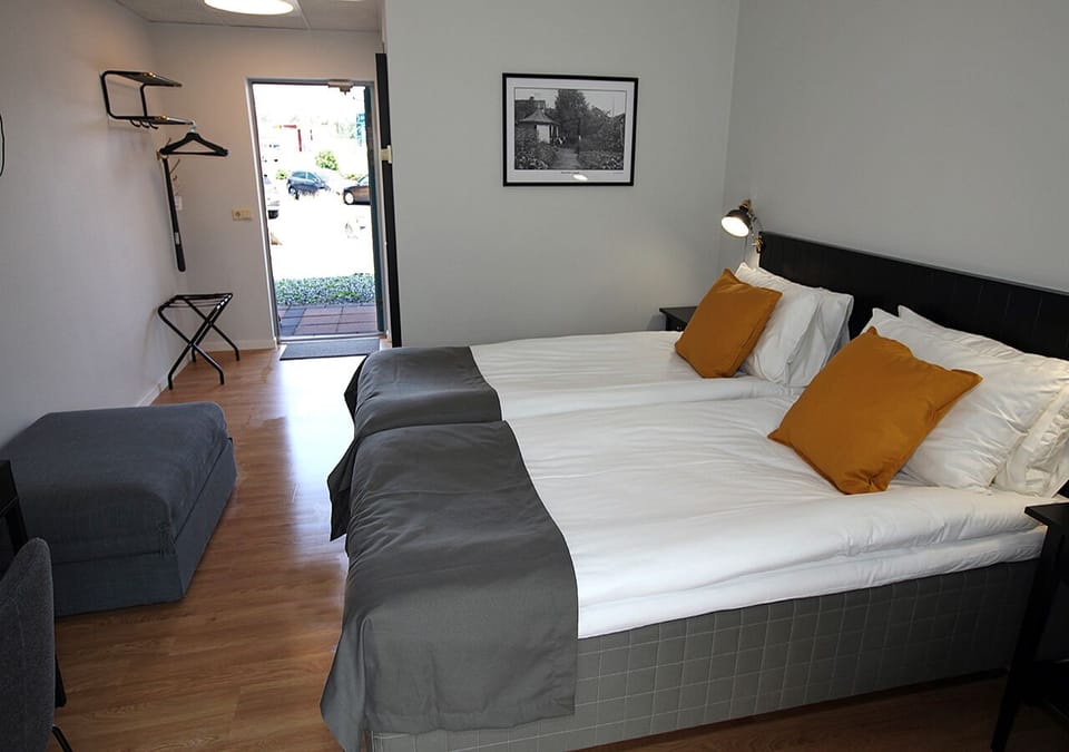 Family Room | Desk, laptop workspace, soundproofing, cribs (free)