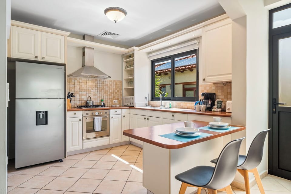 Panoramic Luxury and fully equipped Kitchen of the 3BR house in Noord Aruba - Availability of all kitchen accessories - Ample amount of storage - Beautiful lighting scheme - Beautiful 2 high chairs available - Elegant decor