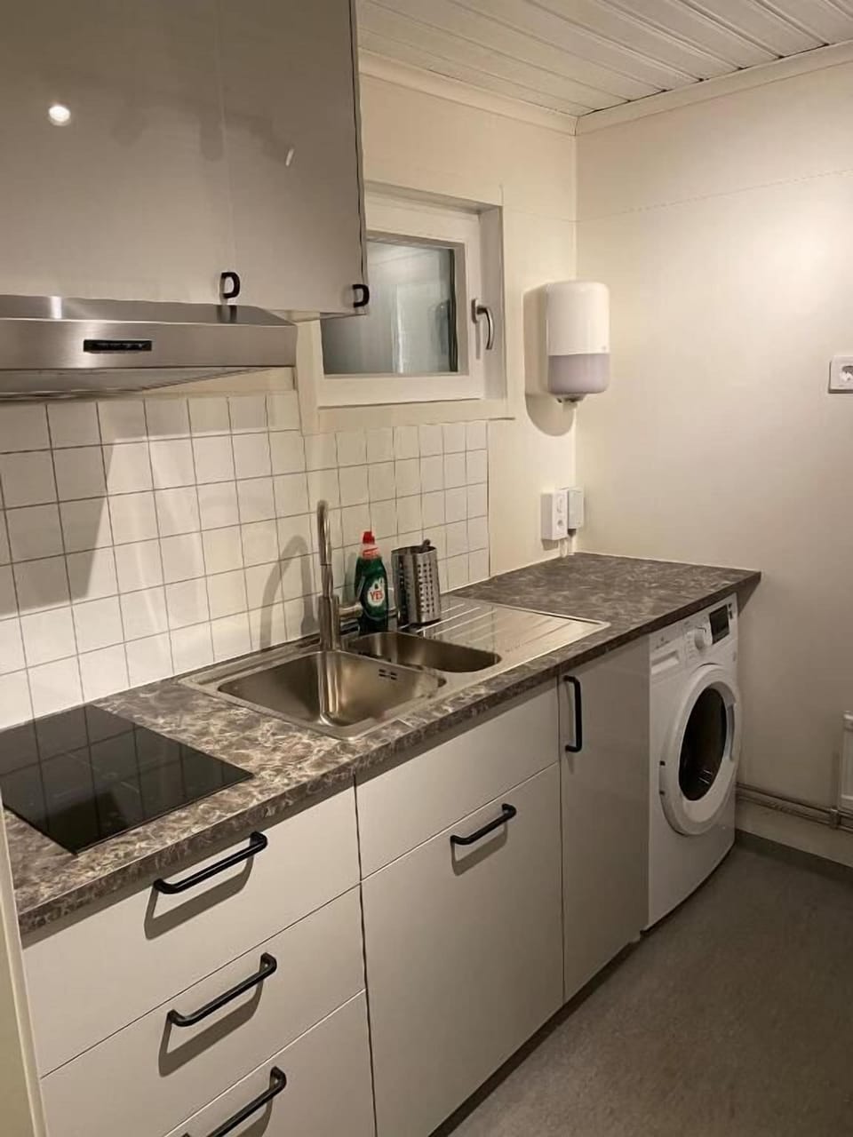 Coffee/tea maker, fridge, microwave, stovetop
