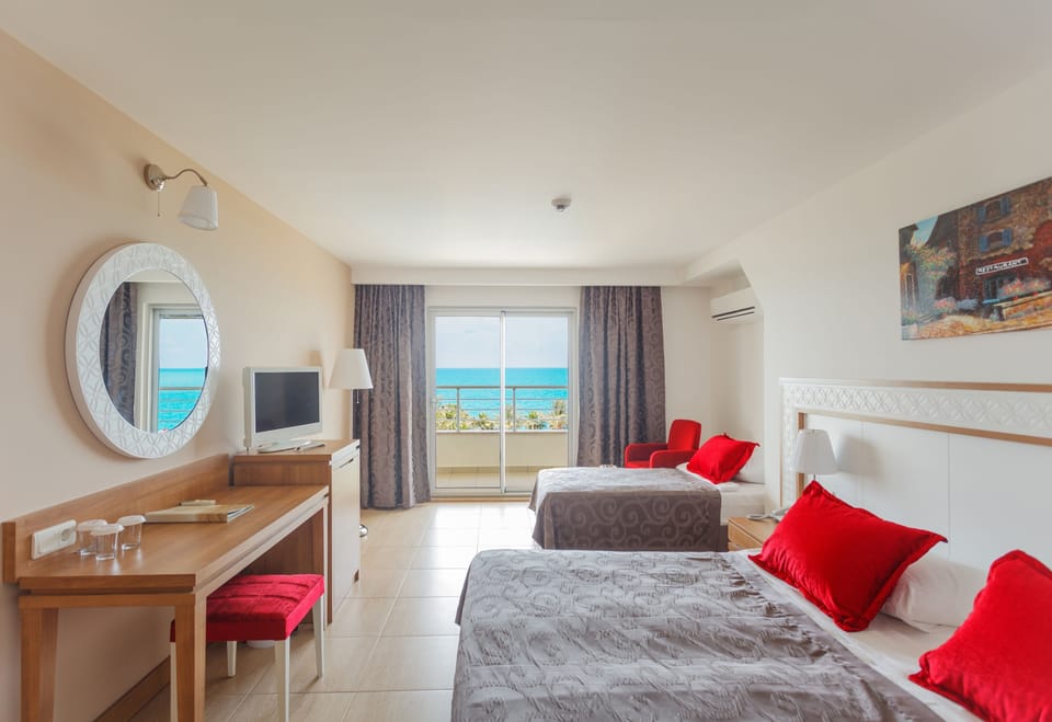 Minibar, in-room safe, desk, WiFi (free)