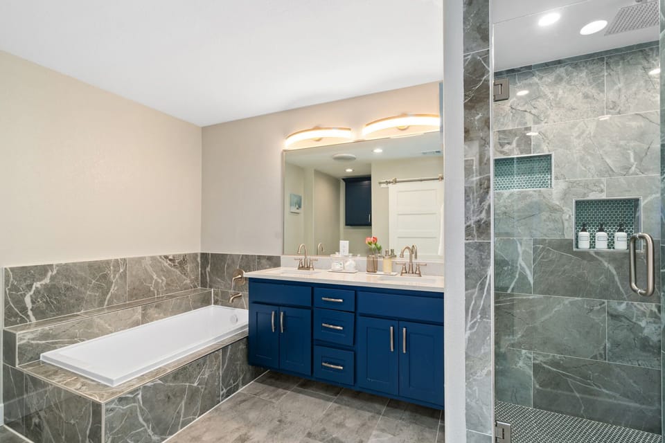 Double sinks make it easy for 2 people to get ready at once! 