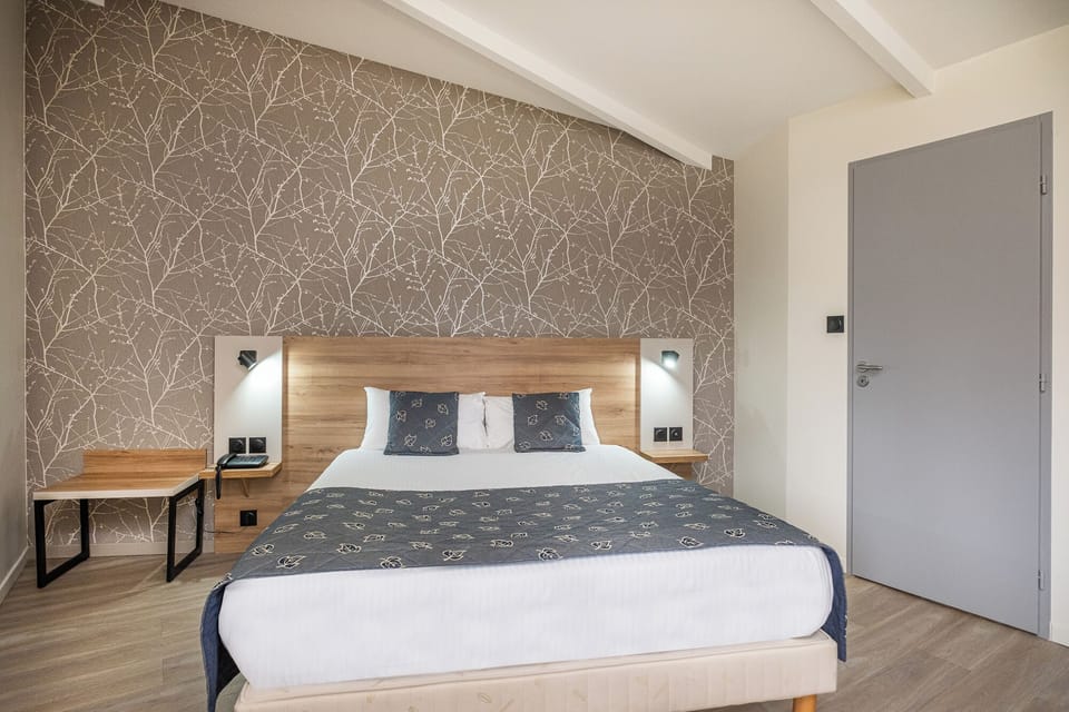 Comfort Room | Desk, laptop workspace, soundproofing, free WiFi