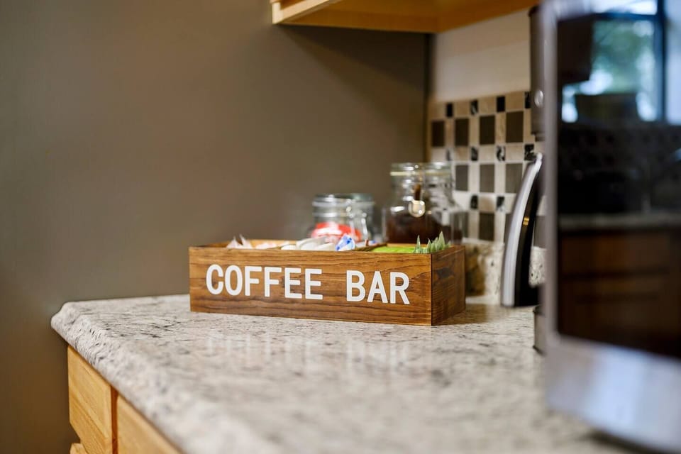 [Kitchen] Complimentary tea, coffee & sugar provided.
