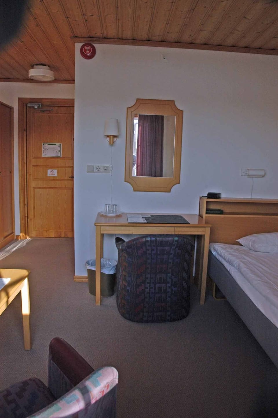 Desk, soundproofing, free rollaway beds, free WiFi
