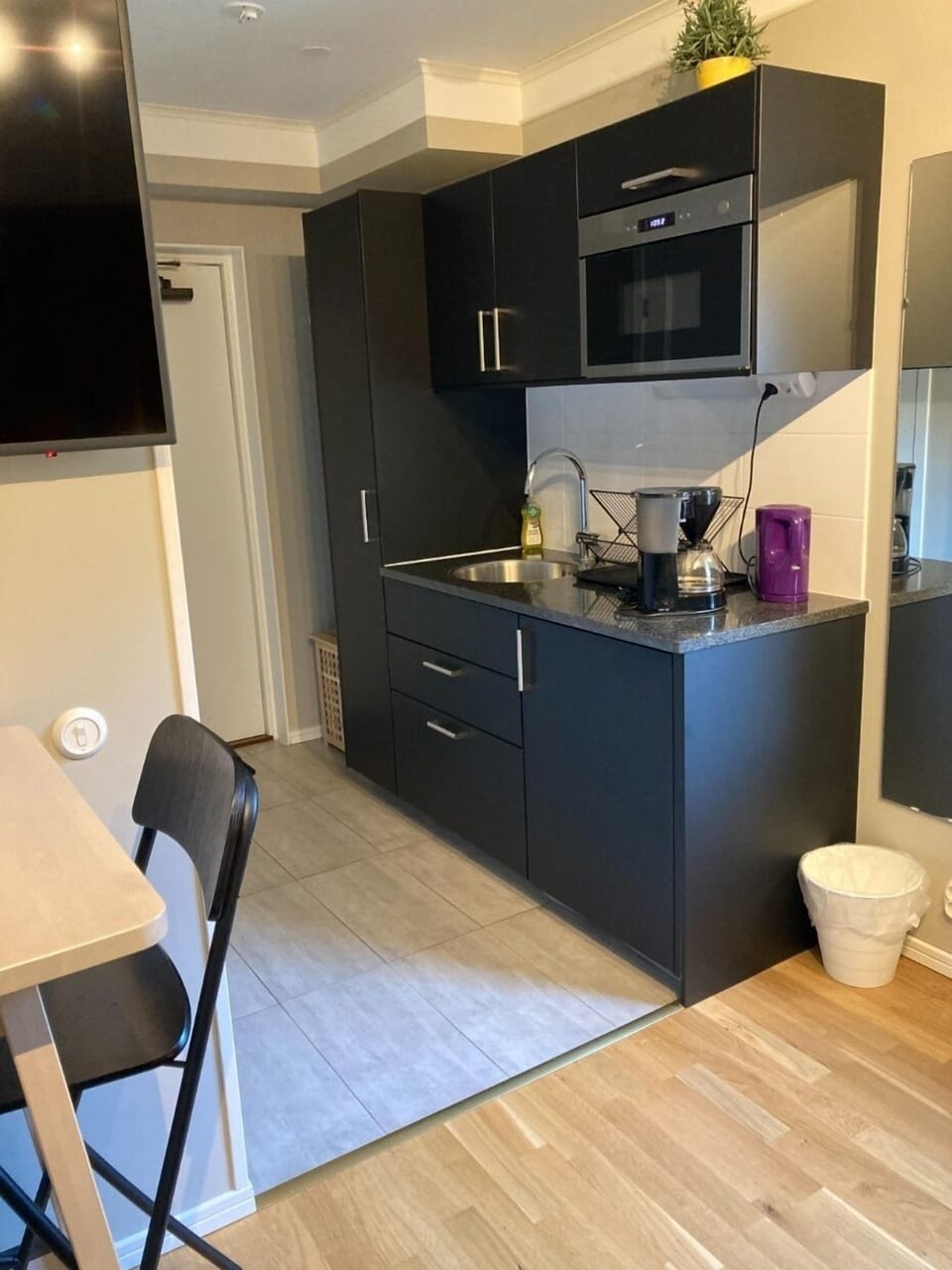 Business Studio, 1 Double Bed | Private kitchen | Shared fridge, shared microwave
