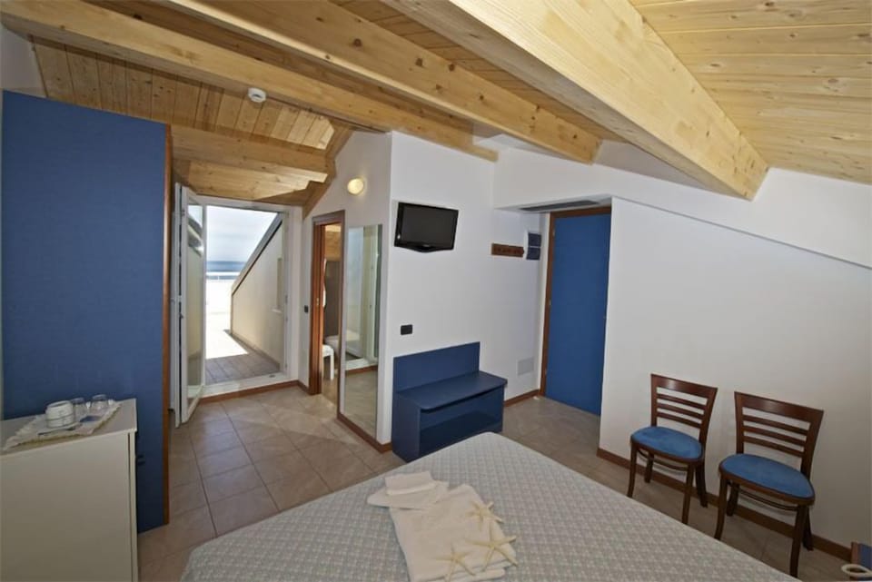 Quadruple Room | Minibar, in-room safe, desk, cribs (surcharge)
