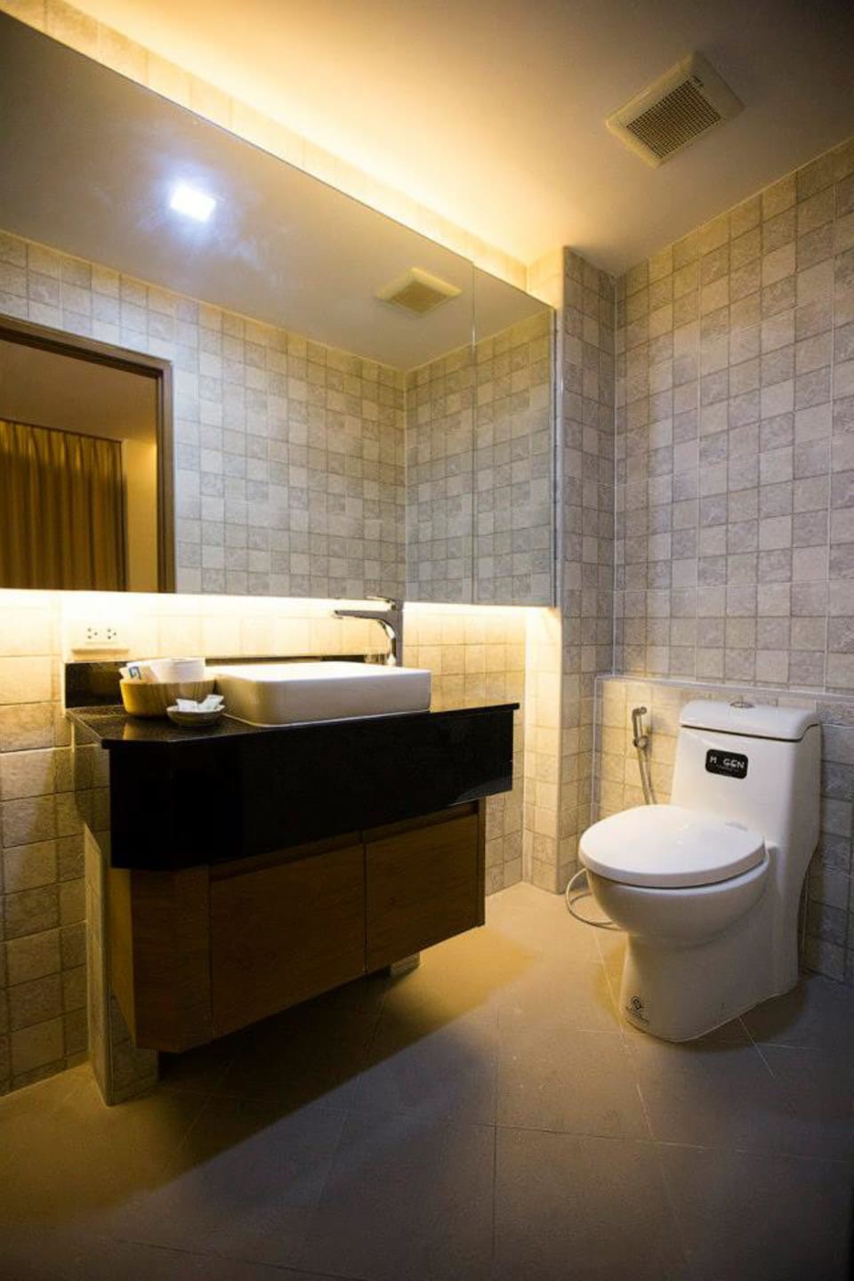 Deluxe Studio | Bathroom | Shower, free toiletries, towels