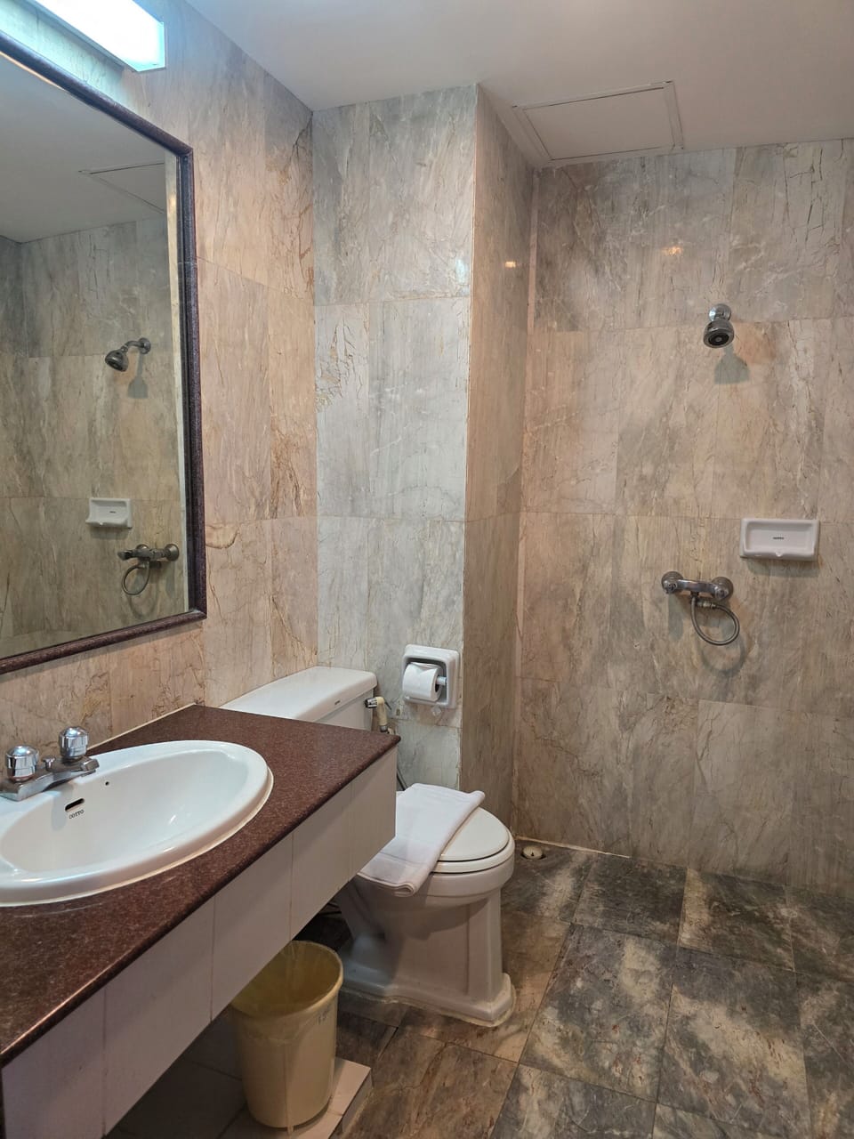 Family Suite 3 Bedrooms | Bathroom | Combined shower/tub, rainfall showerhead, free toiletries, hair dryer