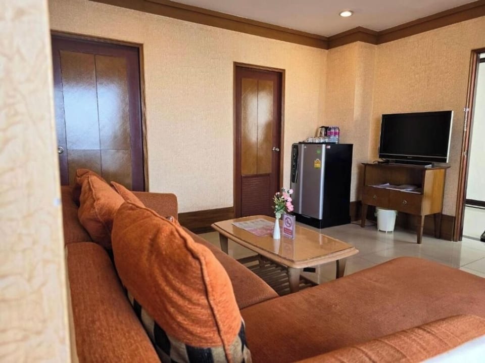 Family Suite 3 Bedrooms | Living area | 32-inch TV with cable channels