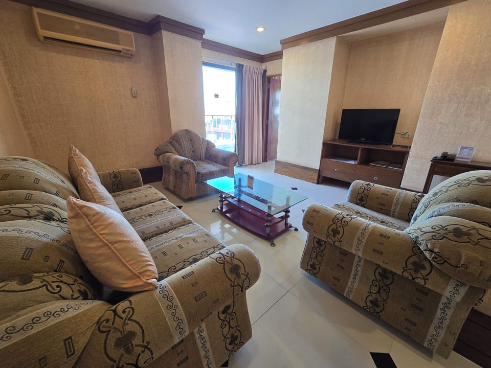 Family Suite 3 Bedrooms | Living area | 32-inch TV with cable channels