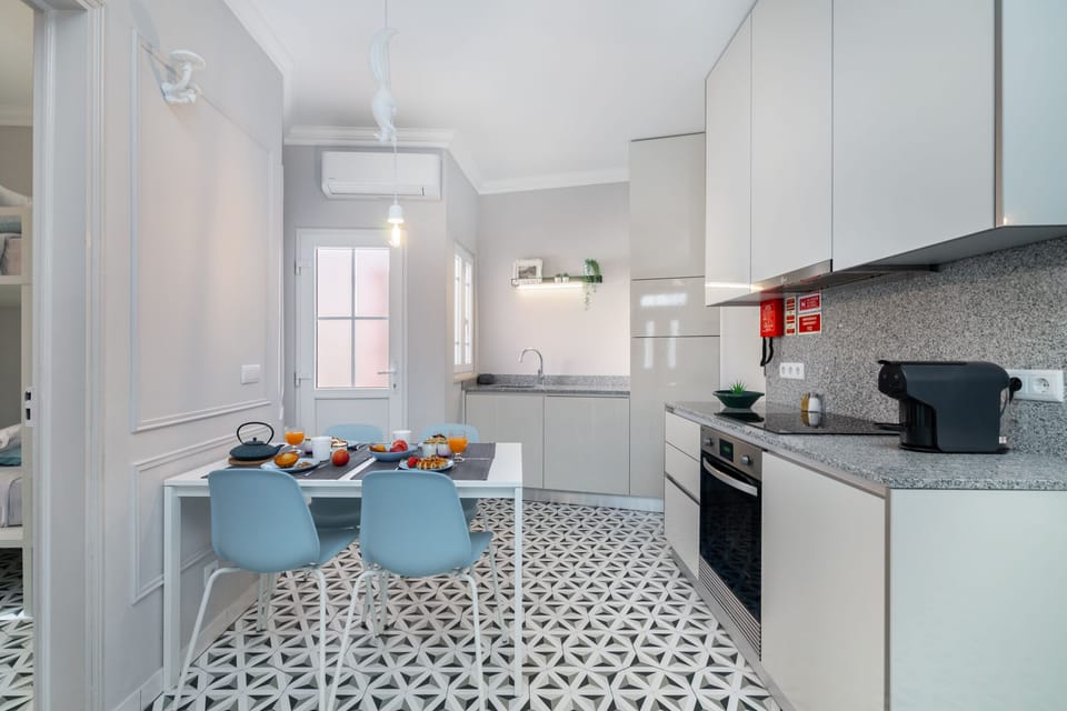 Kitchen and dining area 100% equipped with everything you need.
