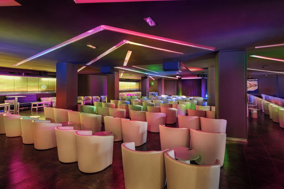 4 bars/lounges, sports bar, pub